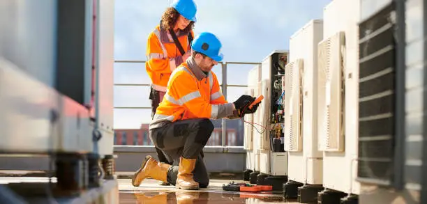 techniciens de maintenance