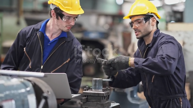 Techniciens en Usinage CNC Roumains