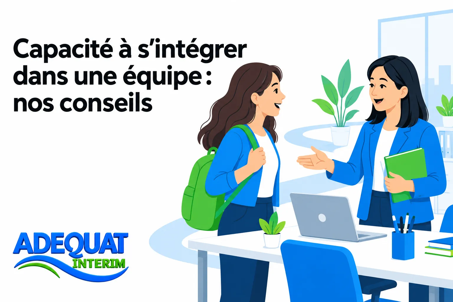 Deux femmes en milieu de travail se serrent la main près d’un bureau avec ordinateur et plantes.