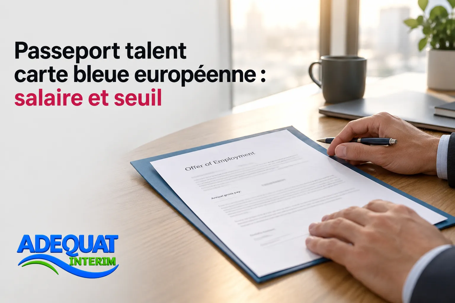 Paire de mains signant un document intitulé Offre d’emploi sur une table, avec un mug et une plante en arrière-plan.